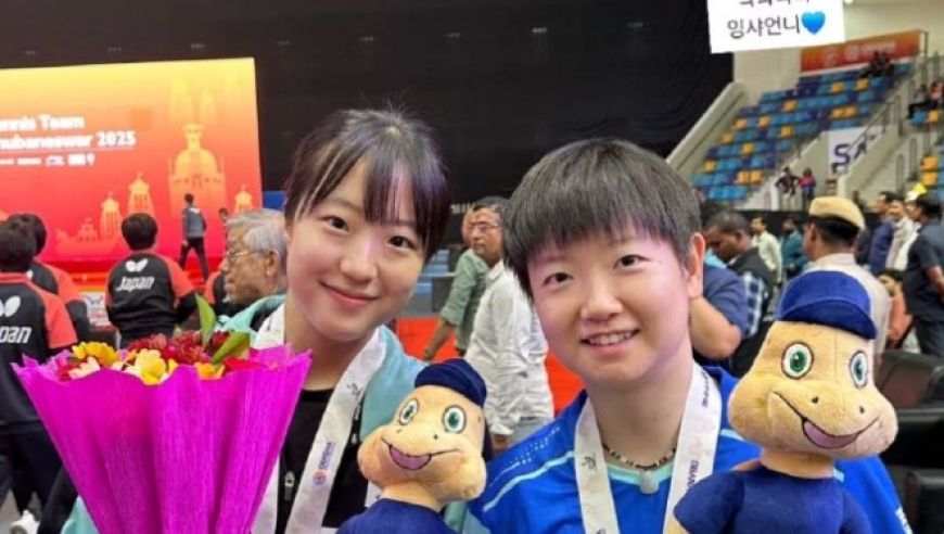 申裕斌领奖合影比耶！晒与孙颖莎王曼昱合影 收到玩偶秒露甜美笑容