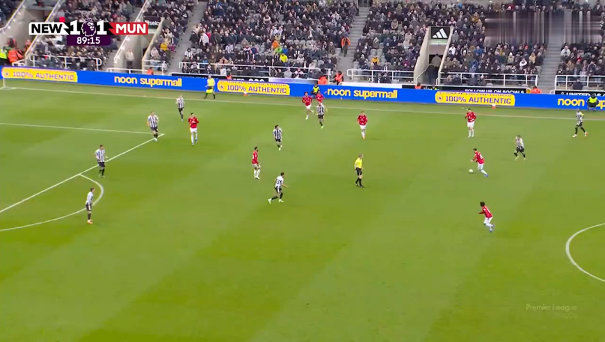 太惨了！慢镜还原曼联第90分钟遭纽卡逆天绝杀，全队傻眼了