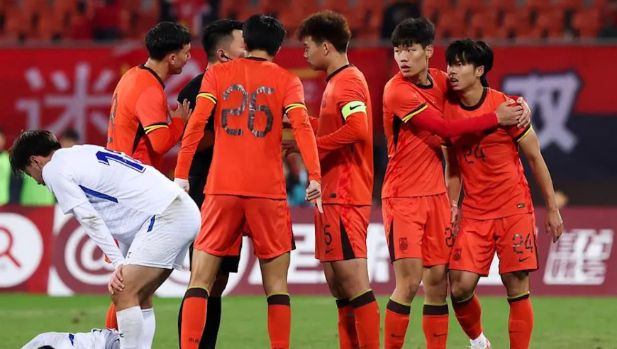 哪那么大脾气！实拍汪士钦红牌：强拉拽倒不过瘾，对手倒地再来一下骂骂咧咧直红下场