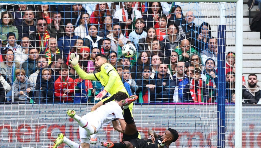 互相玩抽象！葡萄牙两人被扛翻目送进球，亚美尼亚内鬼式回传被断丢球