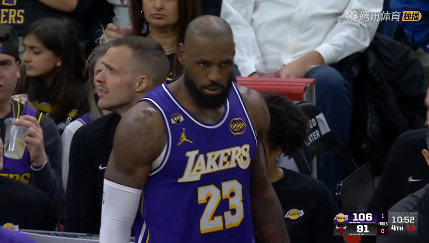 谁说不防守？詹姆斯预判公牛队传球路线 飞速启动将球断出界外