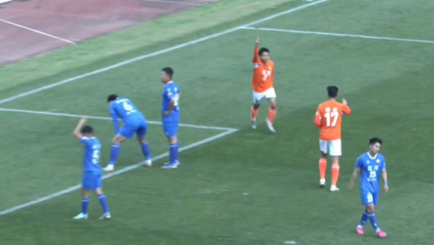 对手真跪了被打服！慢镜看滇超神仙球：踩单车穿裆1V2小角度爆射