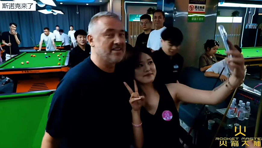 中国台球厅名场面，亨得利对战中国女粉丝，简直是降维打击