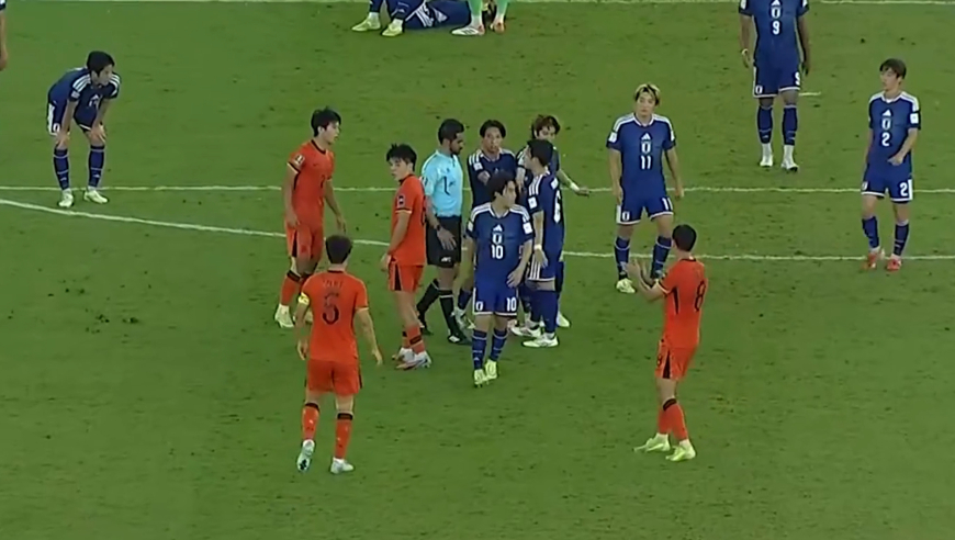 王钰栋强突拼出角球，禁区冲顶双方头撞头，日本悍将情绪爆发控诉犯规怒吼裁判染黄