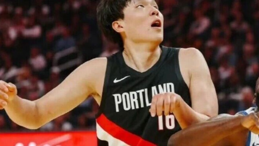 首秀4+4+6犯离场！杨瀚森笑称像在打2K，主帅这样评价…