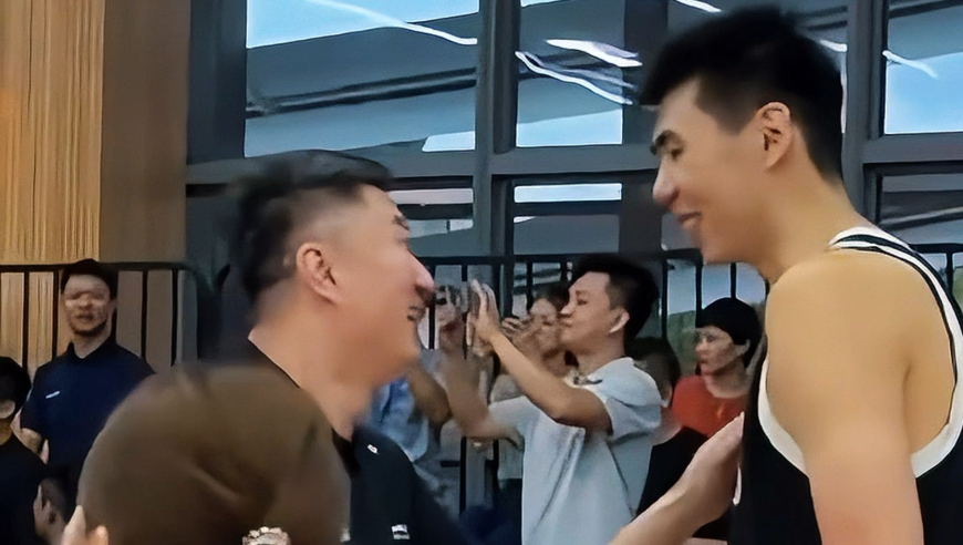 冰释前嫌！徐昕离开广东男篮后，再次碰面杜锋相谈甚欢