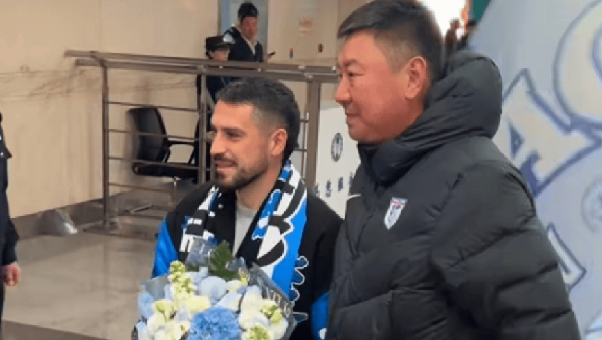 32岁大牌外援顶薪重返中超！引大连轰动，英博老总+上千名球迷接机