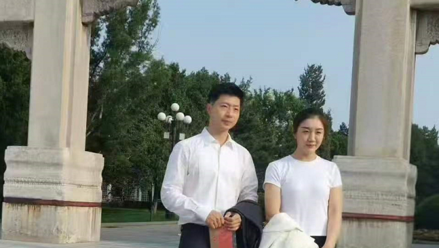 陈梦参加重要活动，与马龙合影留念，自拍照很漂亮，自豪写在脸上