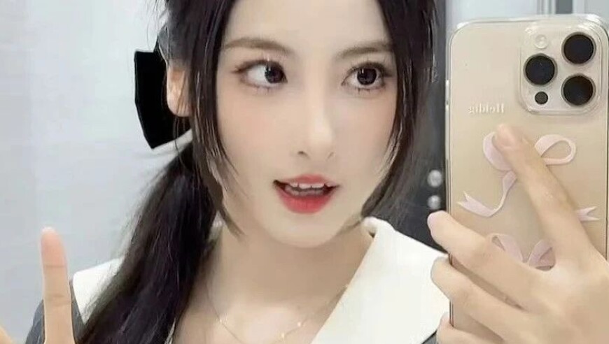 美女解说鼓鼓遭遇魔怔男主播，称鼓鼓再穿少点可以吸引老头，出题考鼓鼓，鼓鼓未答对， 称鼓鼓是捞女花瓶！