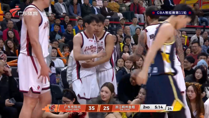 徐杰和吴前飞身救球，广东篮球宝贝抢镜，导播给足5秒，场边球迷像章子怡