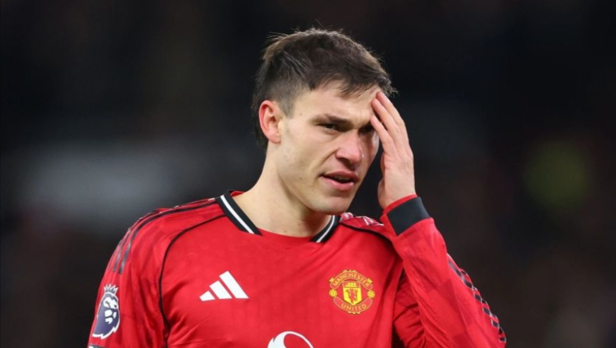 曼联6000万废铁腰今夏难逃清洗！出场就狂丢球，五任主帅都救不活