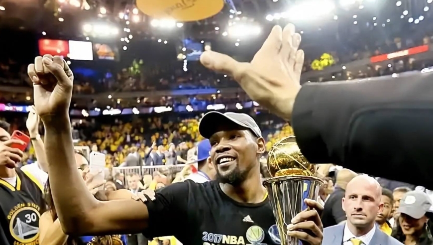 杜兰特直言自己和詹姆斯都不配立雕像，现役仅一人能够获得此殊荣