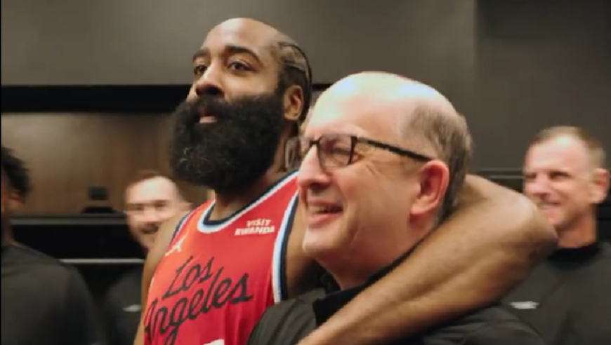 有爱！哈登豪取6连胜回更衣室为范甘迪庆生，抚摸老范光头唱生日歌