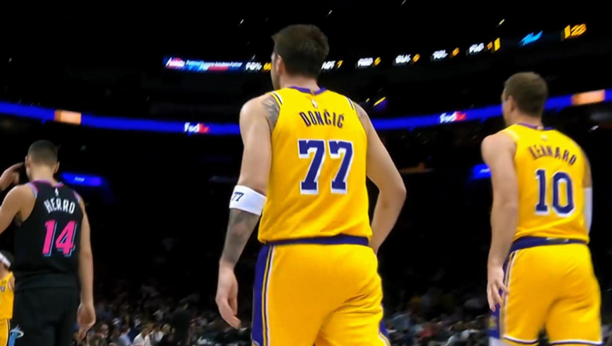 攻传一体！东契奇接管湖人造犯规+后场超远连线助飞海斯对轰热火