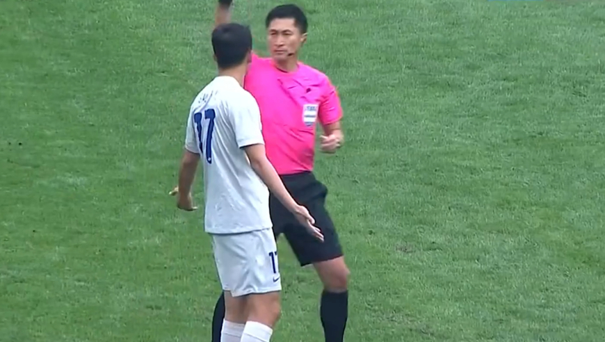 申花悍将拉伤倒地少一人被围攻近2分钟，多次提示马宁无果，高天意投诉被出示黄牌