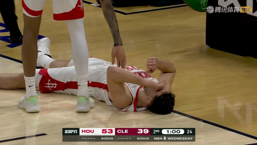 格里芬附体！阿伦隔扣申京另一只手糊申京脸上 裁判吹进攻犯规