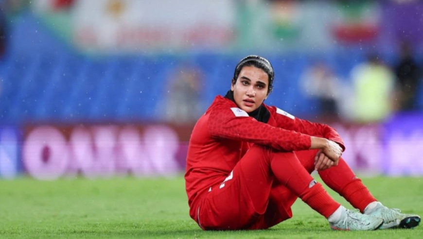 伊朗女足姑娘泪目表白：祖国再破也是家，就算爬也要爬回去