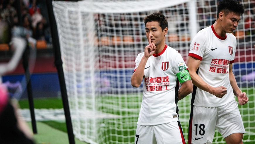 全场球迷疯狂欢呼！实拍重庆3-3成都六粒进球，韦世豪霸气庆祝