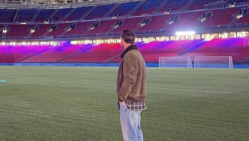 情侣在巴塞罗那秀恩爱 梅西路过！男子两次回头：当场懵了