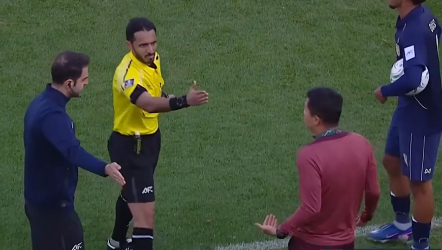 业余！裁判莫名其妙连续错判国足U23角球界外球，主帅球员不满抗议被黄牌警告太无语