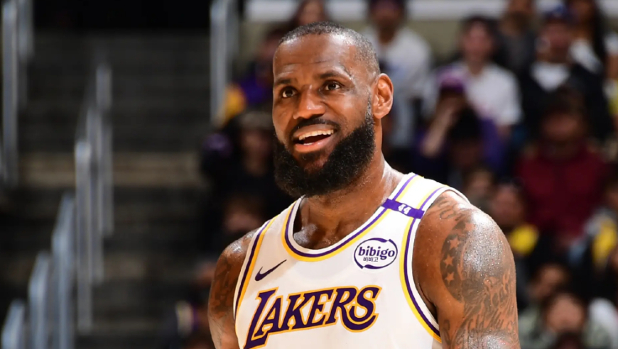 詹姆斯vs76人29分集锦：17中12末节连轰10分+关键抢断助湖人定胜局