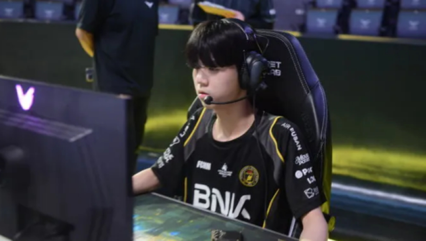 新生代最强ADC！风格凶狠打法神似UZI！先斩T1再扫DK把许哥打成区了！