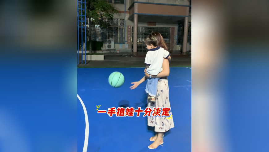 宝妈单手抱娃穿裙子投三分招招命中，全国能有几个人能做到的？