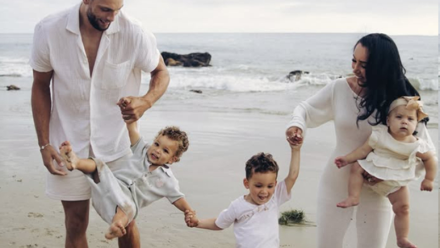 太幸福了！拉文妻子晒全家福告别2025年 两人4年造三娃速度惊人