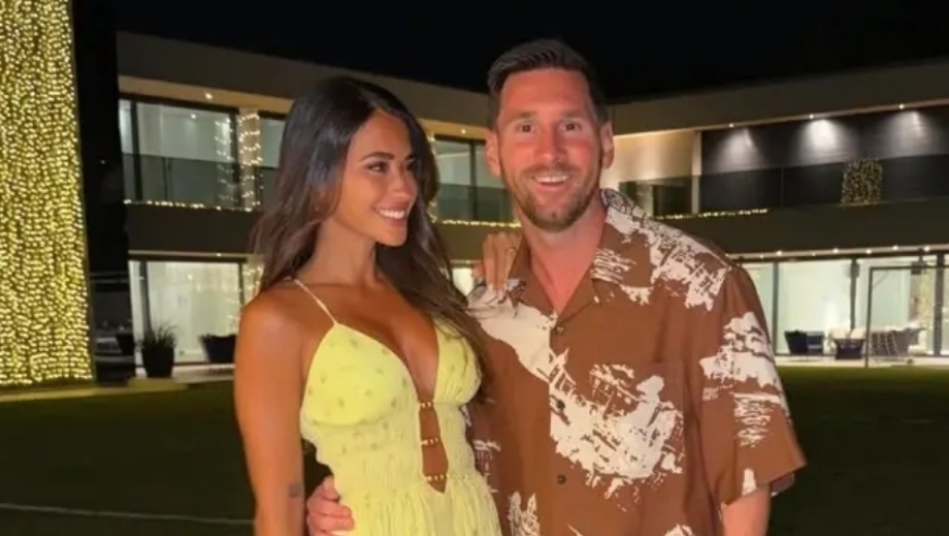 38岁梅西回家过圣诞，与安东内拉甜蜜合影引热议，球迷：放松多了