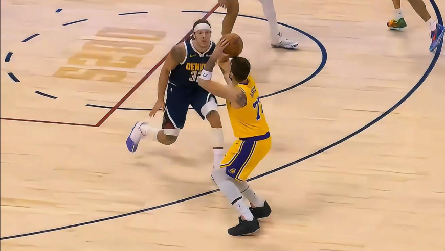 湖三疯降临！詹姆斯+东契奇连攻带传助湖人狂轰13-0几乎追平掘金