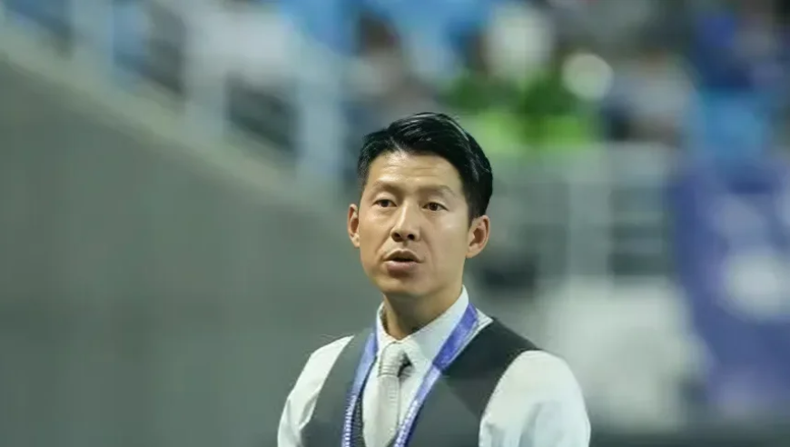 “苏超”淮安队主教练董松官宣领证结婚，此前因高温天“正装执教”走红，获封“撒贝宁淮安分宁”