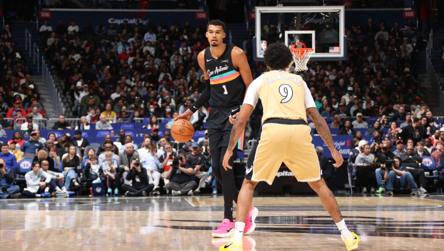 Top时刻｜22日十佳球：文班凶残转身隔扣 施罗德三分准绝杀