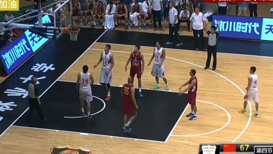 体坛记忆｜决战第四节！中国男篮再爆冲突，对方教练都上手了