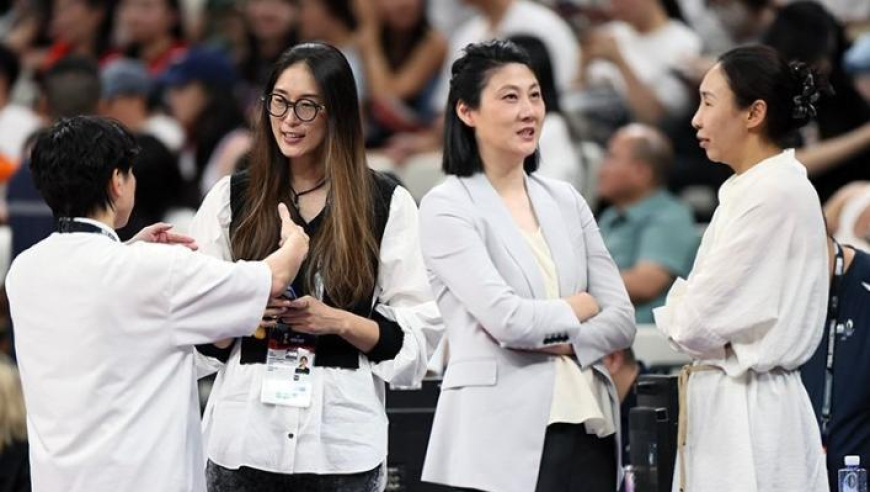 46岁女篮前国手再现身，容颜未改，那一抱看哭无数球迷