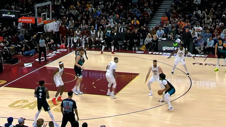 比赛变三分球大赛？开拓者骑士仅一分钟时间连中5记三分对轰16分