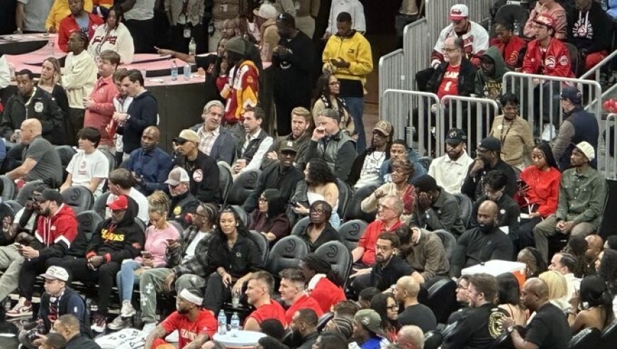 这就是NBA，特雷-杨被交易时还坐在替补席，随后被叫回更衣室