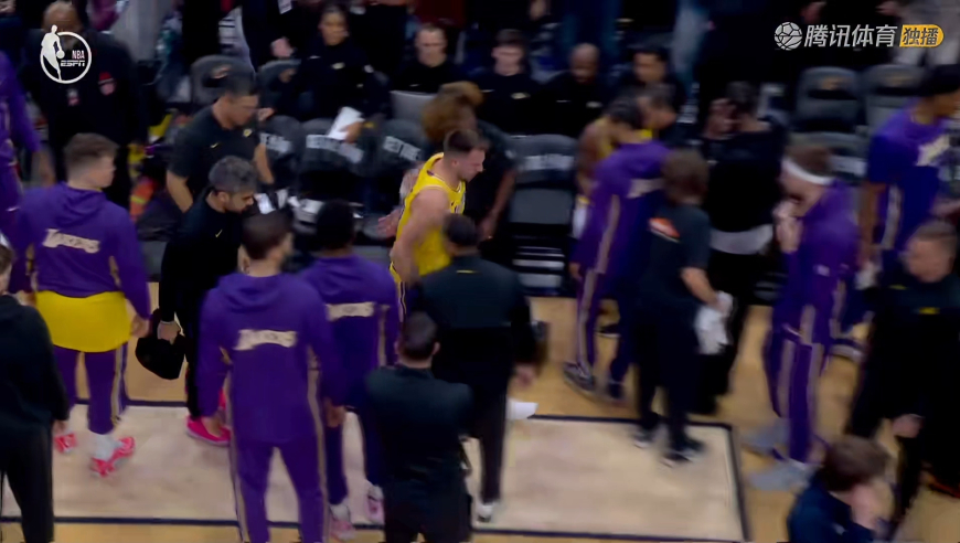 解说大喊这什么地板？东契奇三分出手后不慎崴脚直接一瘸一拐离场