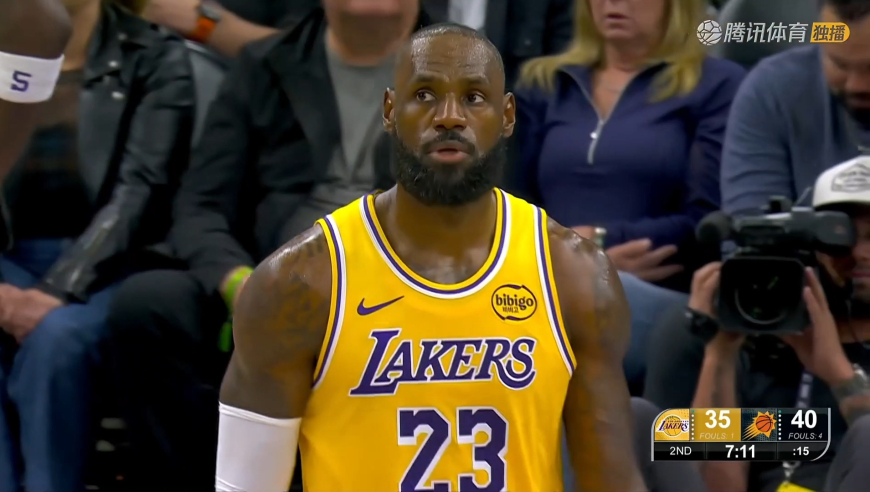 谁说老了？詹姆斯神仙漂移三分+连造犯规 连砍6分率队连续追分