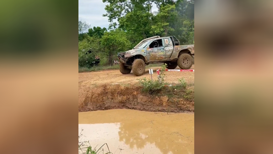 泰国丛林越野赛，把车当船开