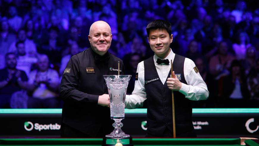 招牌翻袋更有神奇黑球！希金斯决赛上半场4-4战平赵心童，谁能最终问鼎？