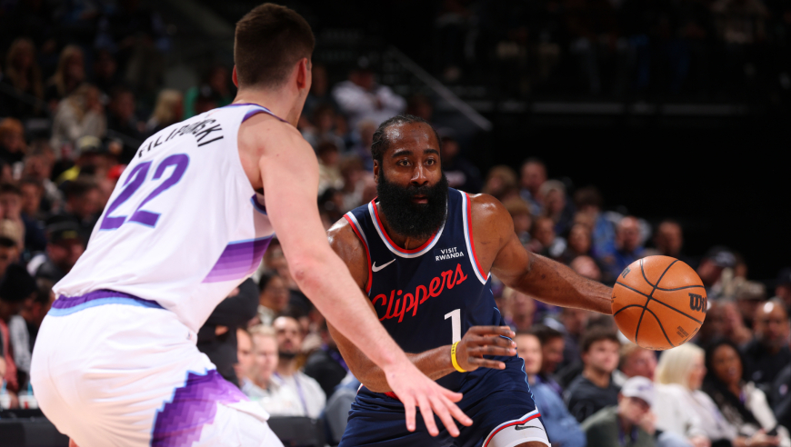 手感来了！哈登三分连中 一人带队发力连拿8分抹平分差