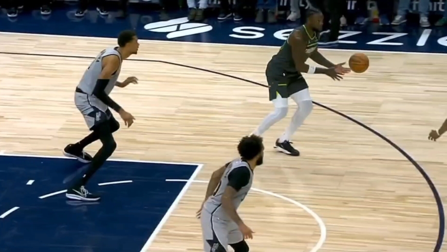 爱德华兹关键时刻点名文班亚马打进关键球 回顾森林狼对阵马刺最后一刻