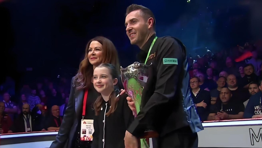 塞尔比携妻女领奖！打破外界质疑成80后首人，特鲁姆普25年无冠