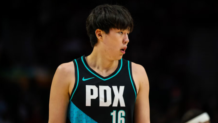 突破！杨瀚森NBA生涯首进三分 双方冲突拉走暴怒哈腾劝架