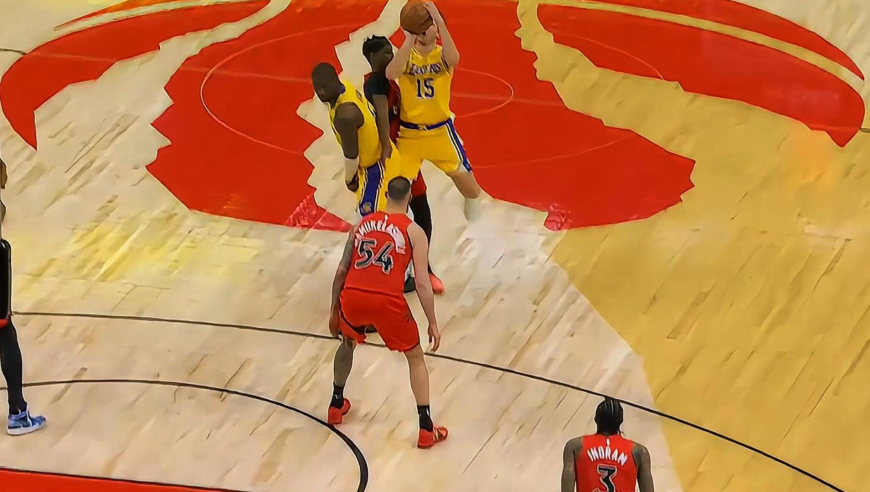 较上劲了！湖人里夫斯与猛龙巴恩斯连续命中回应球 一分钟对轰11分