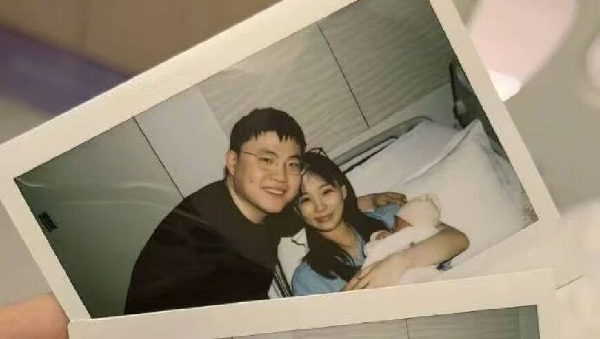 电竞选手Uzi官宣二胎生女，晒一家三口合照：辛苦了我的婷婷