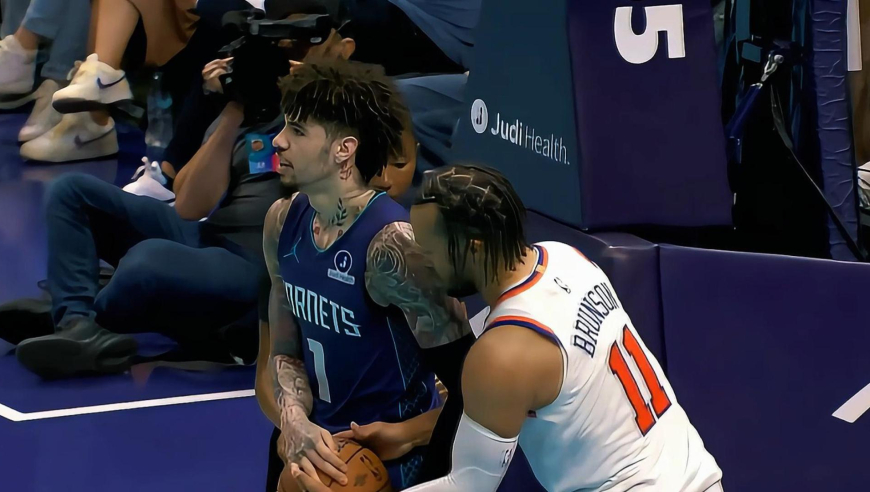 上头了啊！裁判哨响三球和布伦森较劲不肯交球 裁判当即吹罚技犯