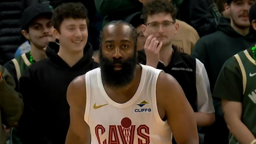 传控一体！哈登开场就命中三分助骑士开张 随后连送助攻盘活全队