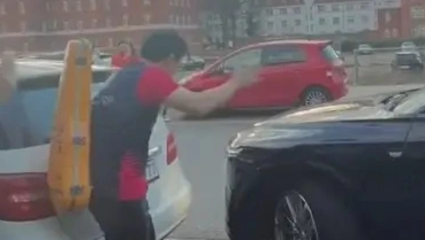 樊振东德甲赛后驾车离开被围观，因车位狭窄，球迷们纷纷伸出援手，一起指挥樊振东倒车