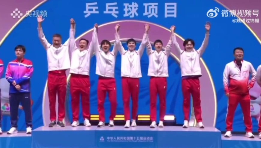 不懂事！王楚钦颁奖率先登上领奖台马龙瞪他一眼，大头赶紧下台等大家一起